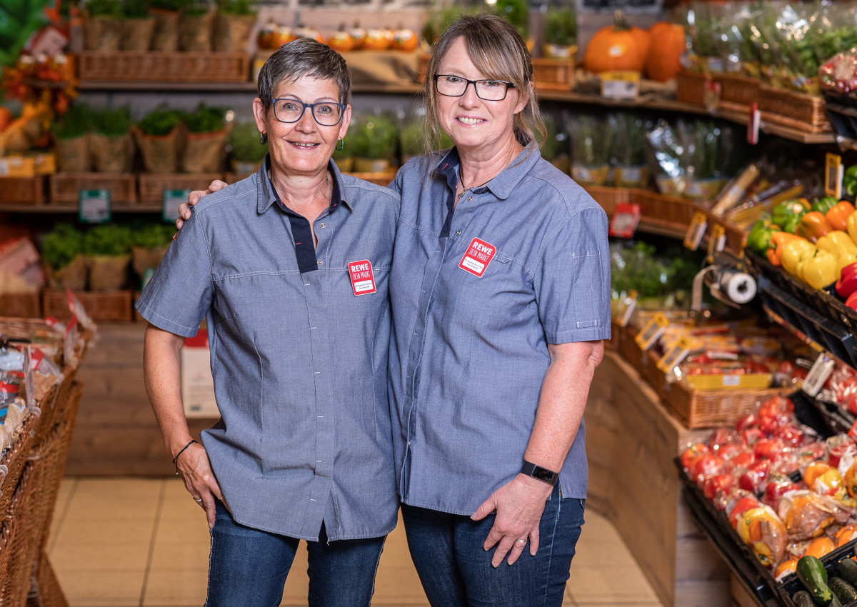 Monika Nauroth (links), Sabine Brenner und ihr Team gestalten die Obst- und Gemseabteilung je nach Jahreszeit und Saison und bieten so immer wieder neue Highlights. (Fotos: REWE Hachenburg)