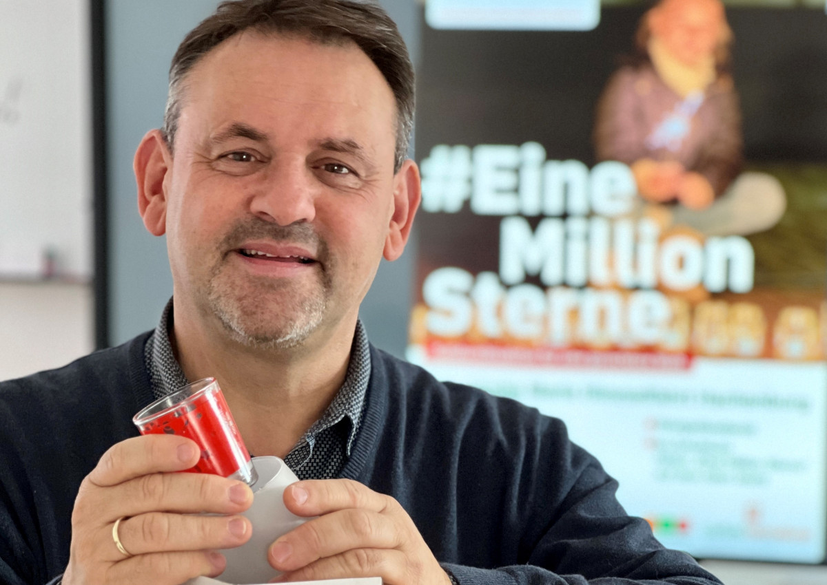 Rainer Lehmler mit den Windlichtern, die ab sofort gegen eine Spende fr den guten Zweck erhltlich sind. (Foto: Caritasverband / Holger Pritzsch)