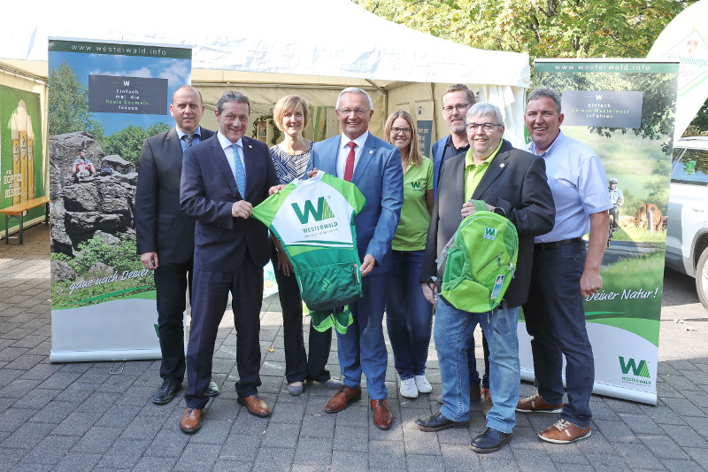 Von links: Johannes Bell (Brgermeister VG Brohltal), Achim Schwickert (Landrat Westerwaldkreis, Sarah Radermacher (VG Brohltal), Achim Hallerbach (Landrat Kreis Neuwied), Anne-Carin Ebel (Westerwald Touristik-Service), Mike Mohr (Feratel media technologies AG, Rotkreuz, Schweiz), Christoph Hoopmann (Geschftsfhrer Westerwald Touristik-Service) und Klaus Strder (Vertriebsleiter Westerwald-Brauerei Hachenburg).  Foto: Olaf Nitz