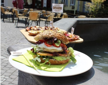 Die Hachenburger Gastronomie bietet zum Sommerfest wieder zahlreiche Hachenbrger-Variationen an. (Foto: Werbering Hachenburg)