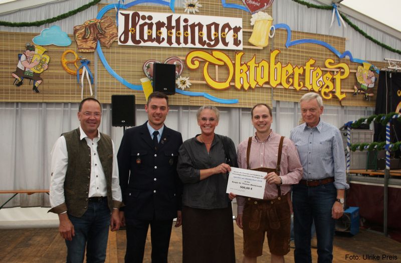 Martin Flgel (Ortsbrgermeister), Patrick Baumann (Wehrfhrer), Eva-Maria Hebgen (Leiterin des Hospiz St. Thomas), Tobias Kaulfu (Vorsitzender des Frdervereins der FFW Hrtlingen) und Gerhard Loos (Brgermeister der Verbandsgemeinde Westerburg). Foto: Ulrike Preis