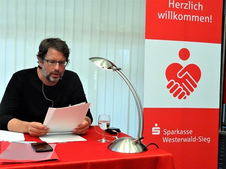 Alexander Hagelken bei der Lesung im Foyer der Sparkasse Westerwald-Sieg in Montabaur (Foto: SKWWS)