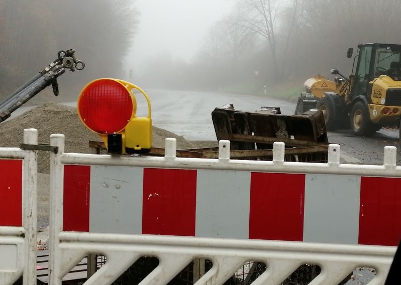 Noch ist die B 414 zwischen Altenkirchen und Bahnhof Ingelbach gesperrt. Luft alles nach Plan und spielt das Wetter mit, wird sie in gut zwei Wochen wieder fr den Verkehr freigegeben. (Foto: hak)