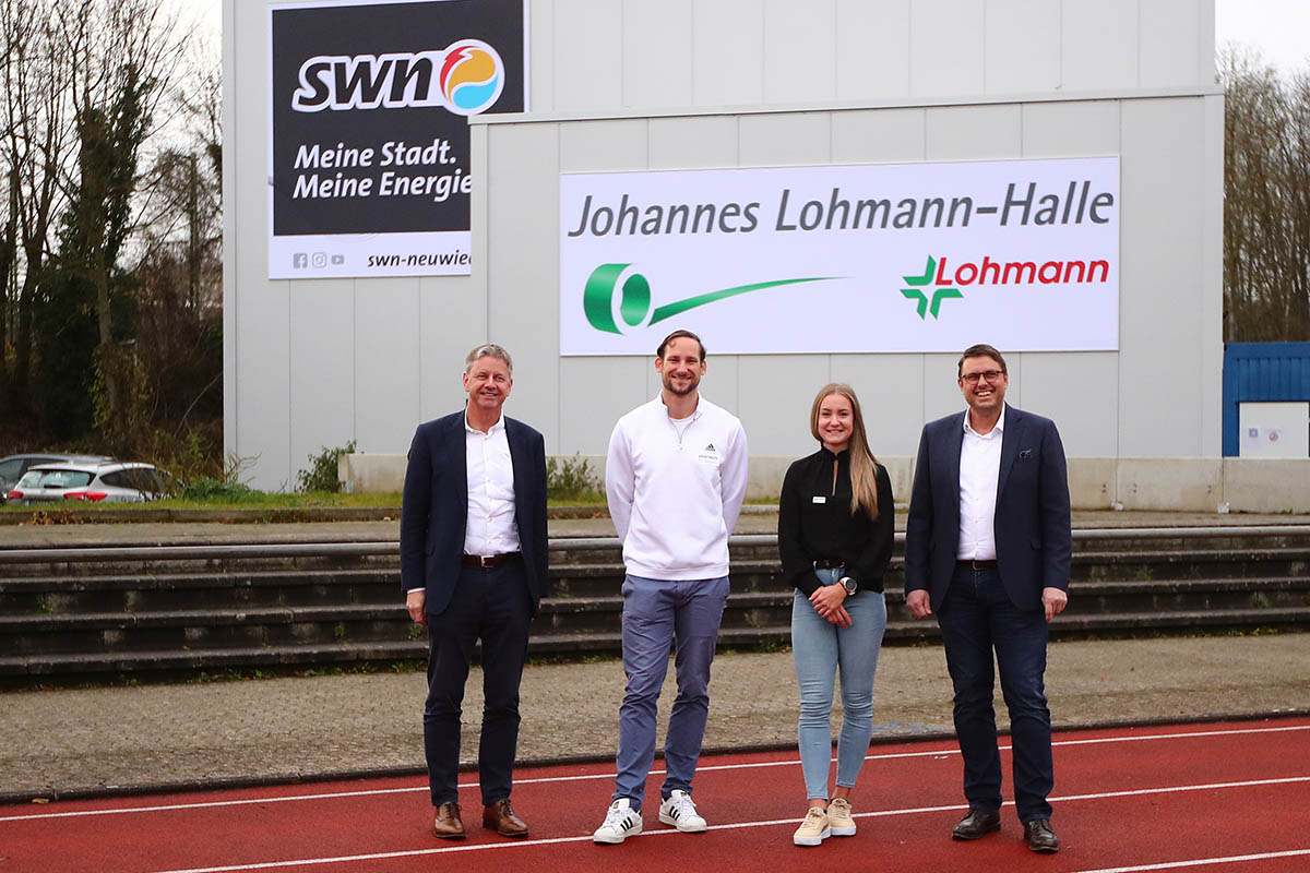 Freuen sich ber die Erffnung der neuen Leichtathletik-Trainingshalle in Neuwied, von links: Dr. Jrg Pohlman, Geschftsfhrer der Lohmann GmbH und Co. KG, die erfolgreichen LG-Athleten Kai Kazmirek und Sophia Junk sowie Bauherr Alexander Merl. Foto: Verein