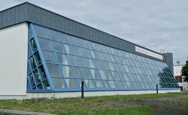 Noch gut drei Jahre muss das Altenkirchener Hallenbad auf der Glockenspitze "durchhalten", ehe der Nachfolger in Betrieb geht. (Foto: hak)