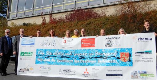 Brgermeister Wolfgang Schneider (links) bedankte sich bei der Prsentation der Untersttzer fr das groe Engagement und die finanzielle Untersttzung der 14 beteiligten Unternehmen. (Foto: Verbandsgemeinde Daaden-Herdorf) 