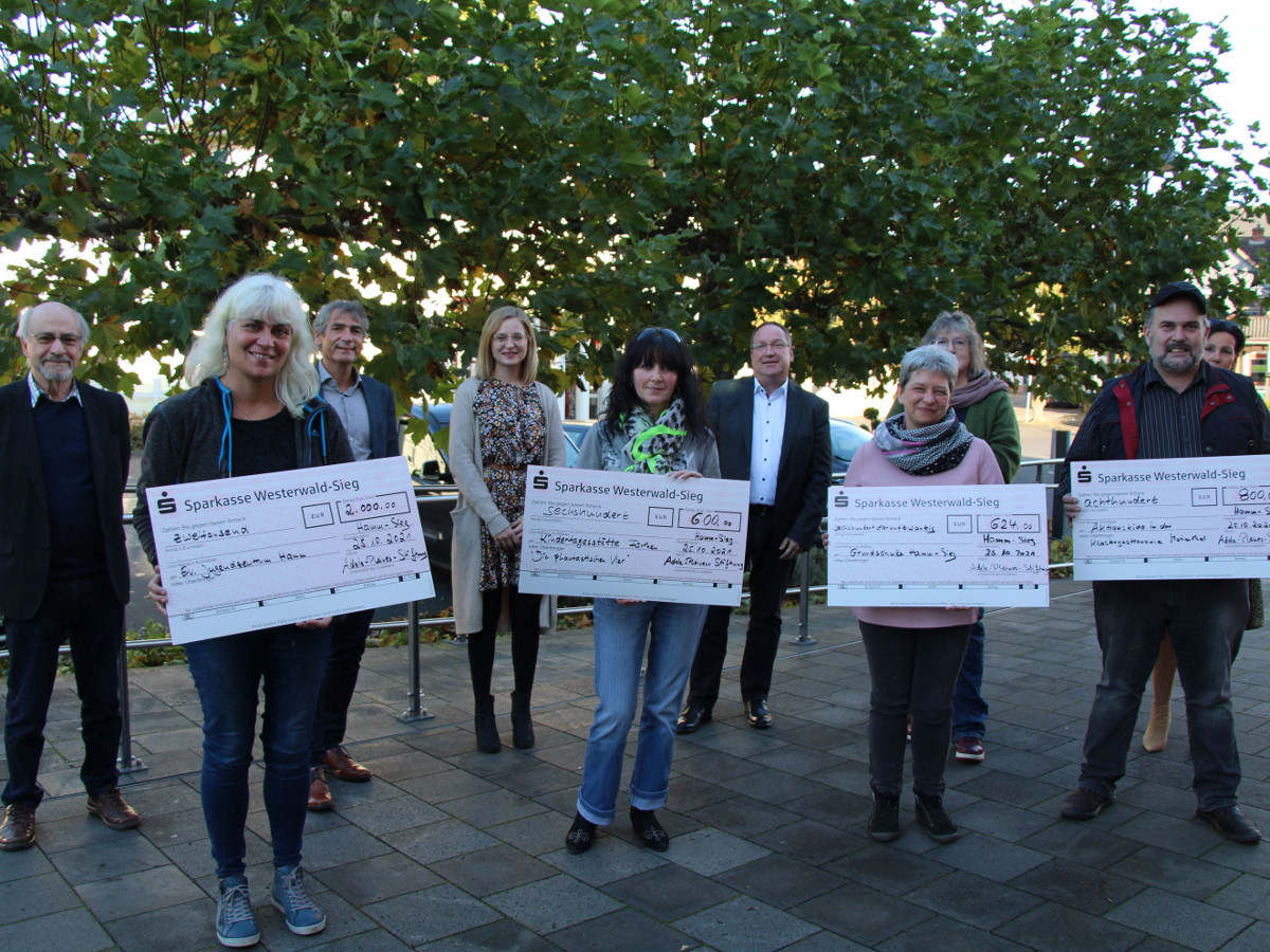 4064 Euro hat die Adele-Pleines-Stiftung dieses Jahr ausgeschttet. Vertreter der begnstigten Einrichtungen und der Stiftung stellten sich vor dem Kulturhaus in Hamm zum Gruppenbild auf. (Foto: VG Hamm/Patt)
