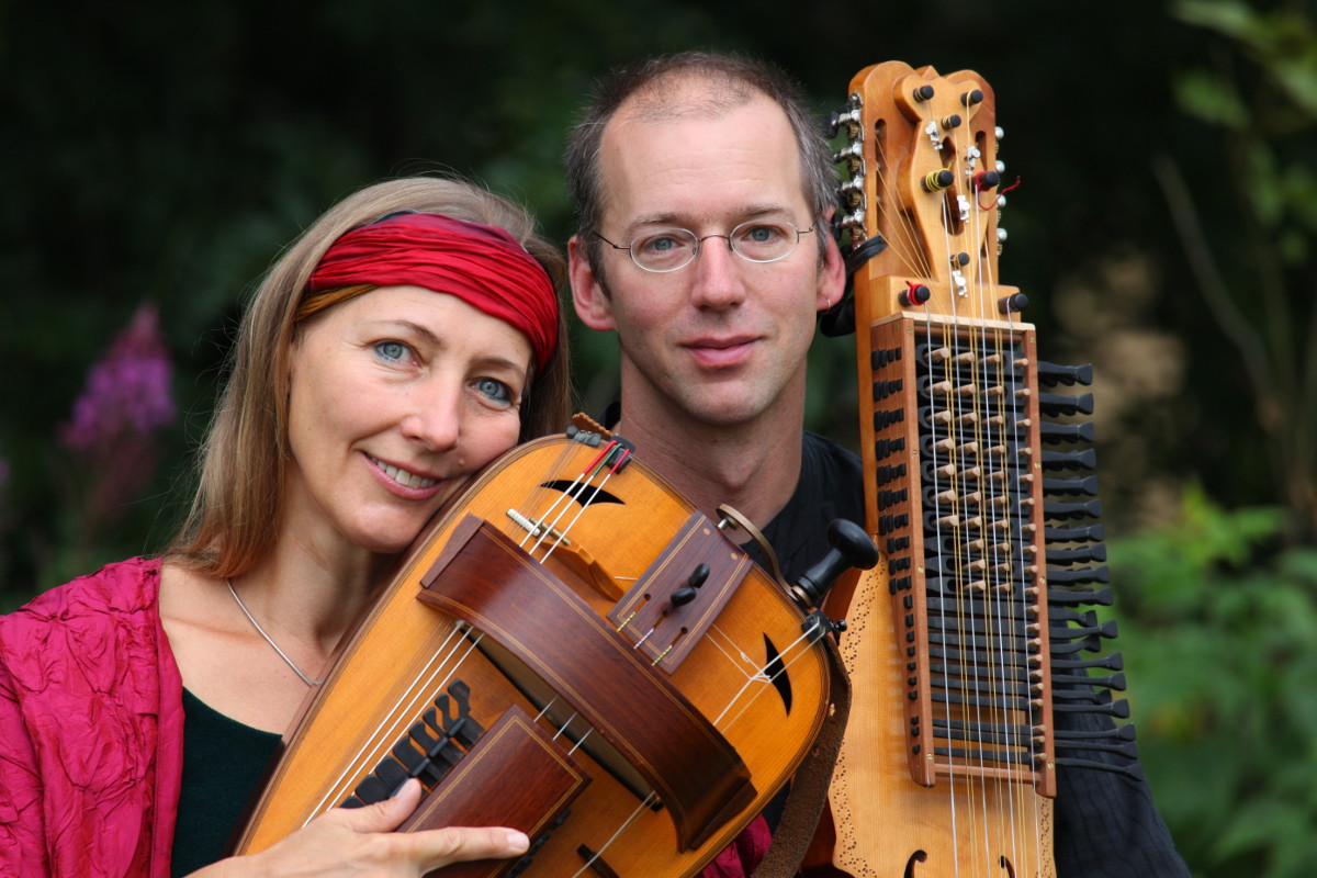 Das Folklore-Duo "Bordunrot" tritt fr den guten Zweck in Hamm auf. (Foto: Veranstalter) 