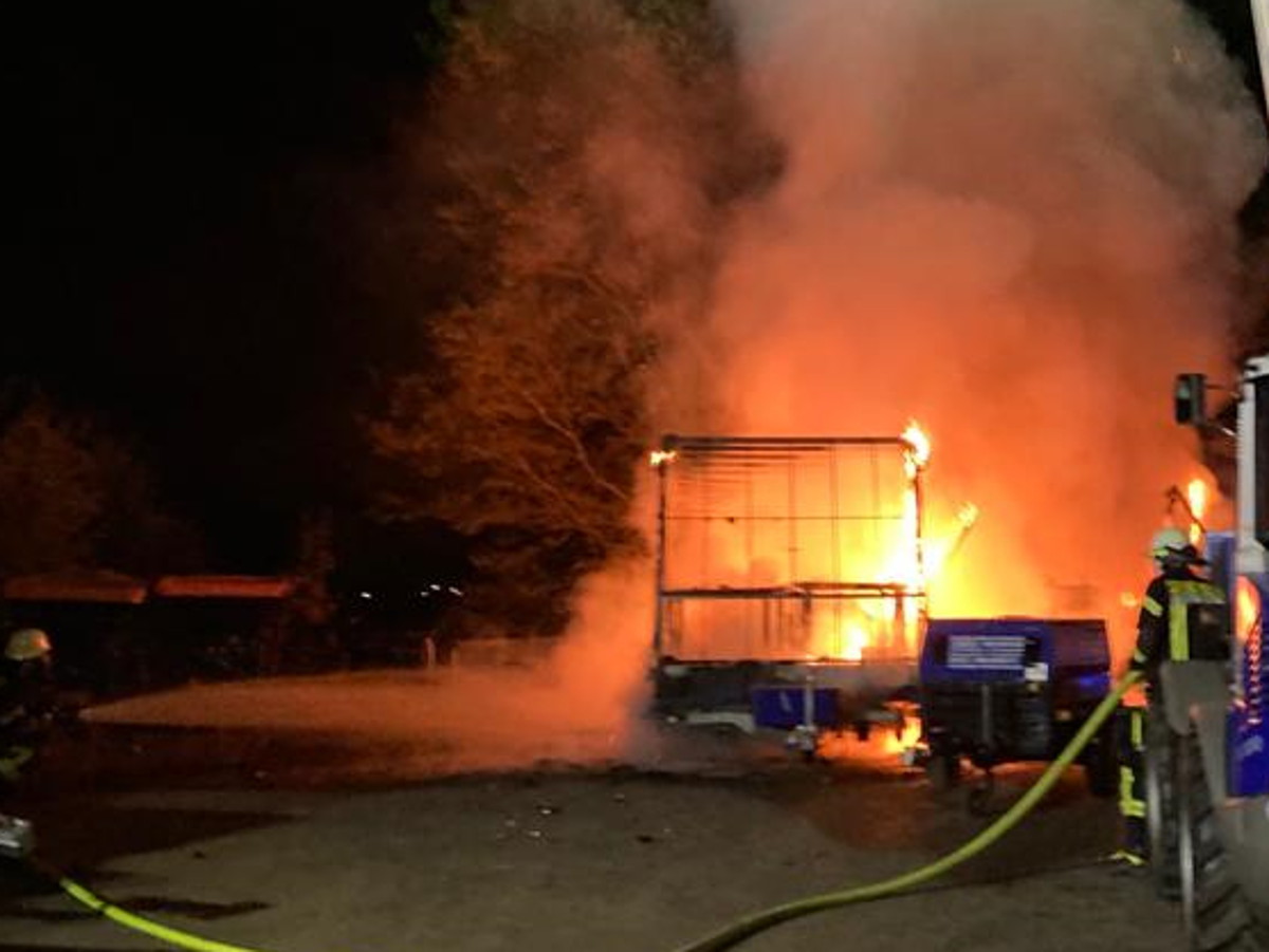 Zwei Anhnger brannten in Heckenhof in der Nacht zu Samstag. Fotos: Feuerwehr Hamm/Sieg