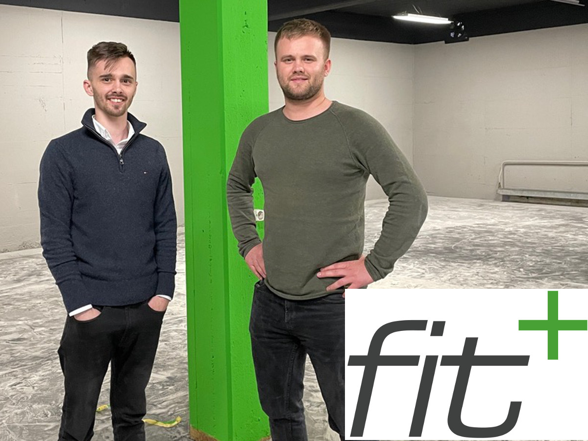 Paul Froese (links) und Roland Froese freuen sich auf die Eröffnung ihres "fit+"-Studios in Hamm/Sieg. (Foto: Privat, Logo: fit+)