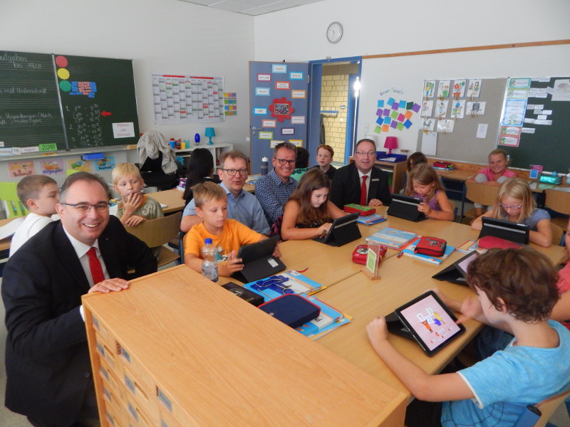 Die Kinder in der Grundschule Hamm haben 13 iPads bekommen. Foto: Privat