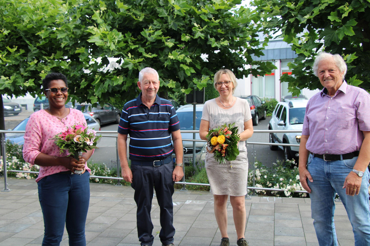 Mit Blumen haben Vorsitzender Rolf-Peter Preu (2. von links) und Kassenwart Dietmar Koch (rechts) Freyja Schumacher (2. von rechts) und Emilienne Markus als neue Vorstandsmitglieder begrt.  Foto: Verein
