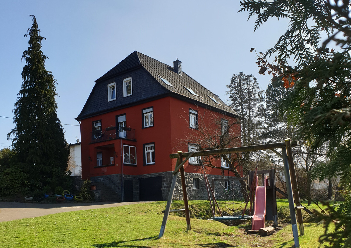 In dieser Villa in Hamm (Sieg) leben sieben Jungs in einer MUTABOR-Wohngruppe. Fotos: MUTABOR