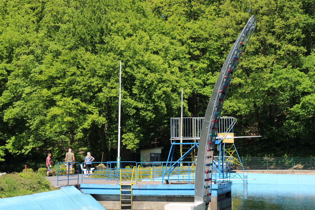 Noch ist das Waldschwimmbad nicht ganz mit natrlichem Wasser gefllt, aber die neue Attraktion wartet schon: die Walterclimbing-Wand. Foto: Rathaus Hamm (Sieg)
