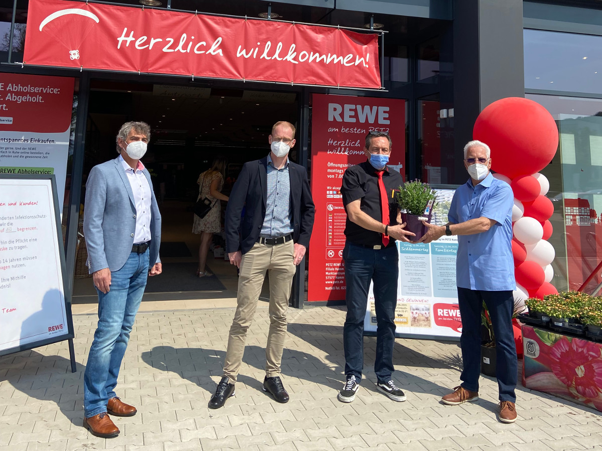 Prominente Gste zur Erffnung: VG-Brgermeister Dietmar Henrich, Rewe-Regionalmanager Manuel Schfer und Ortsbrgermeister Bernd Niederhausen freuen sich mit Marktleiter Kurt-Rainer Becker ber die Neuerffnung. Foto: Petz Rewe GmbH