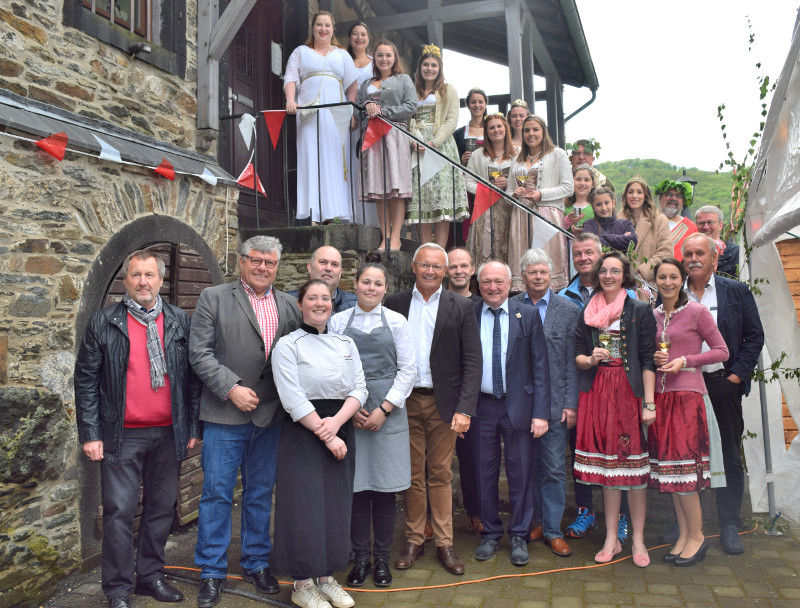 Landrat Achim Hallerbach und 1. Kreisbeigeordneter Michael Mahlert mit den Weinmajestten, den Verantwortlichen des Vereins Inselhausvereins Hammerstein und Gsten beim Empfang. Foto: KV Neuwied