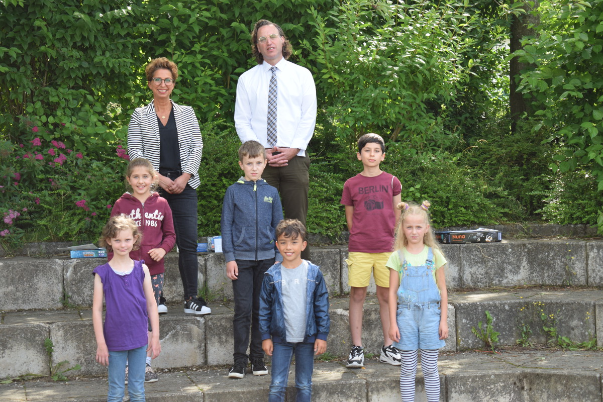 Die Gewinner mit Rektorin Julia Fuchs und Vorstand Sven Gewehr bei der Preisverleihung. (Foto: Volksbank Hamm/Sieg)