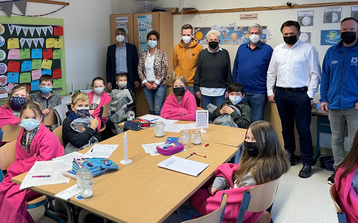 Der Nikolaus hat Wolldecken gegen die Klte im Klassenraum gebracht. (Foto: Grundschule Hamm/Sieg)