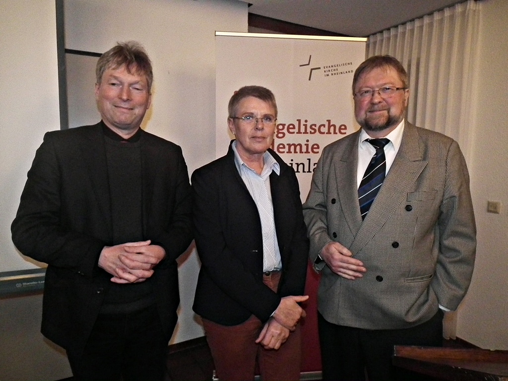 Von links: Pfarrer Prof. Michael Klein, Dr. Ingrid Schmale und Peter Mrbel, Landespfarrer der evangelischen Akademie im Rheinland, dem Kooperationspartner der Kirchengemeinde Hamm. (Foto: Regina Steinhauer)