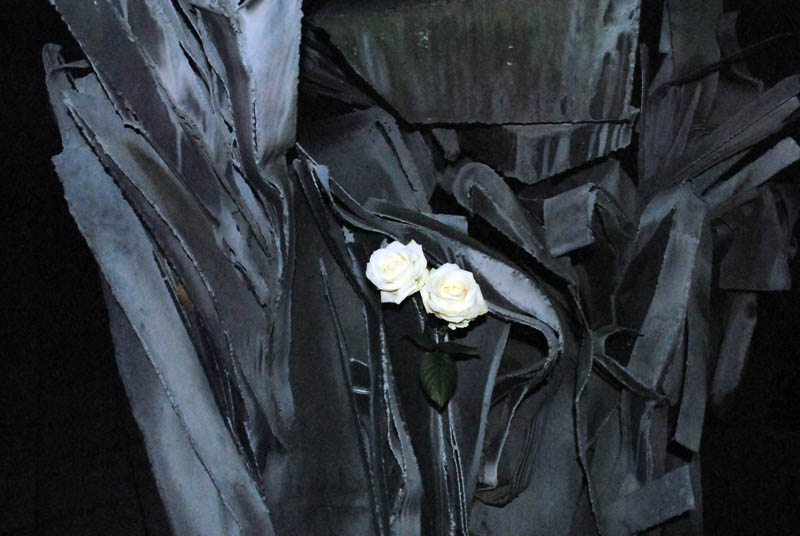 Statt Kerzen wurden weie Rosen am Mahnmal befestigt. (Fotos: kk)