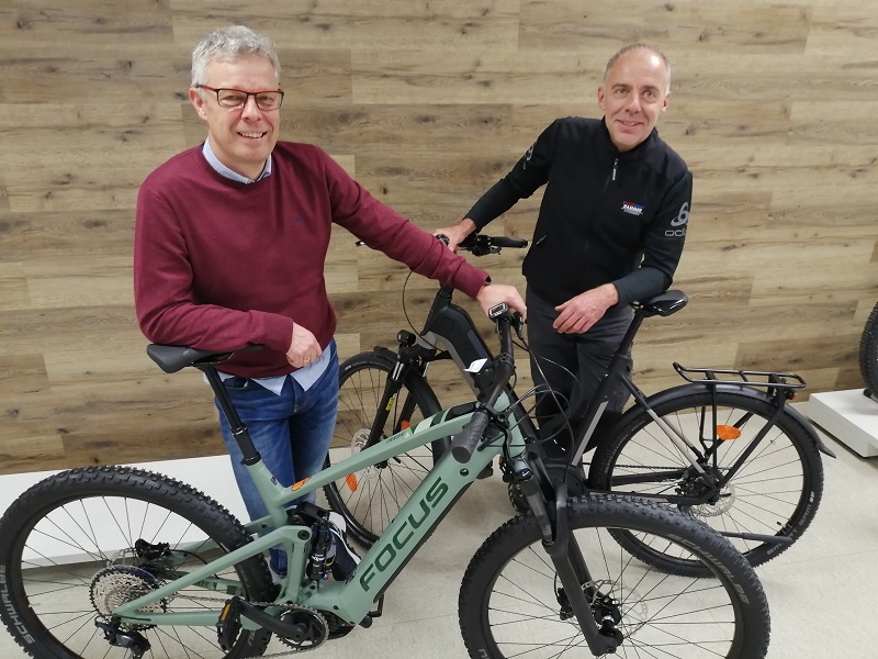 Volker Hammer (links) und Lutz Gebhardt freuen sich, wenn die Zeit der Improvisation im Ladenlokal in der Klner Strae in Altenkirchen ein Ende gefunden hat. (Foto: hak)
