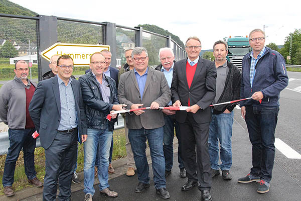 Das Foto zeigt die offiziellen Vertreter beim provisorischen Durchschneiden eines Bandes. Dabei sind Landrat Rainer Kaul, Brgermeister Michael Mahlert, Ortsbrgermeister Wolfgang Kluwig, der Leiter des LBM in Cochem, Herrn Bernd Cornely, sowie weitere Mitarbeiter des LBM, der Verbandsgemeinde Bad Hnningen und Dedenbach von der Firma Alsdorf.