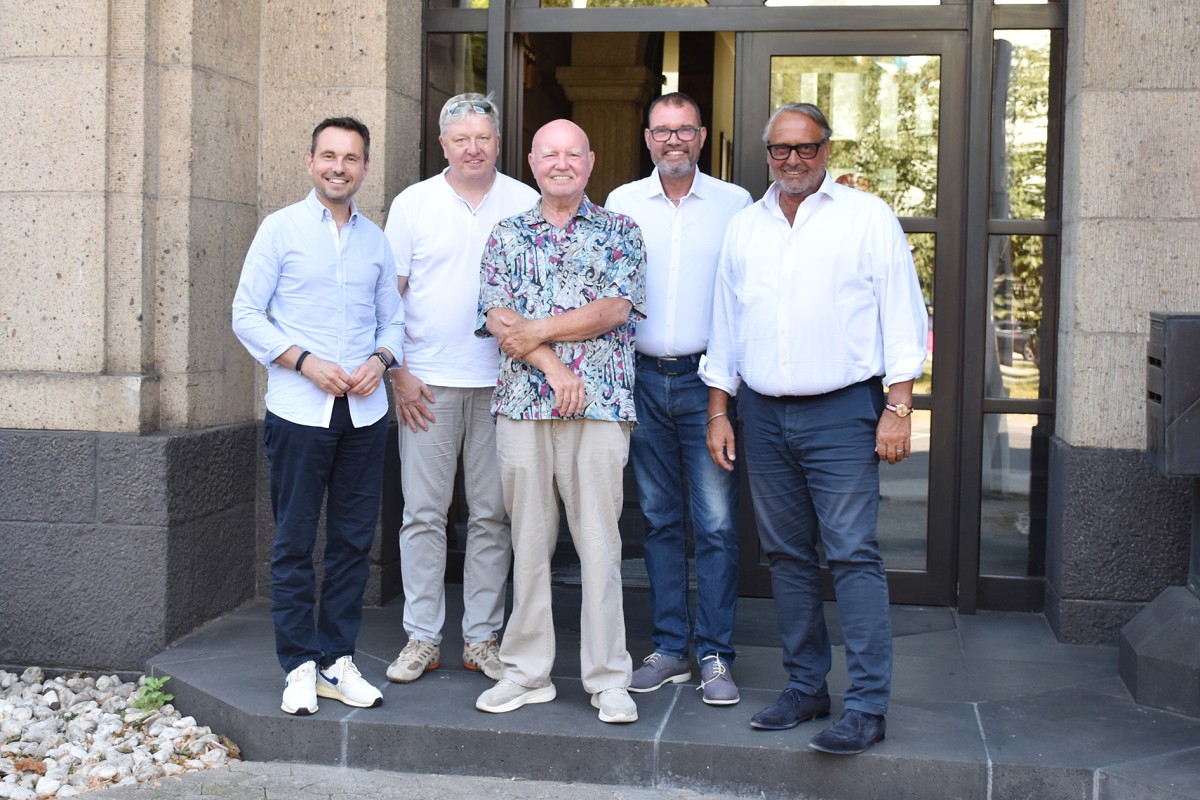 In der Handwerkskammer Koblenz tauschten sich (von rechts) HwK-Hauptgeschftsfhrer Ralf Hellrich, die Messe- und Eventveranstalter Marco und Detlef Koenitz, Lars Hennemann als Chefredakteur der Rhein-Zeitung und Oberbrgermeister David Langner ber die fr 2026 geplante Handwerksmesse aus. Foto: HwK Koblenz / Jrg Diester