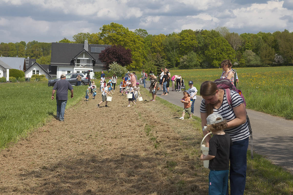 Die Kinder sind mit Eifer beim Sen. Fotos: Wolfgang Tischler