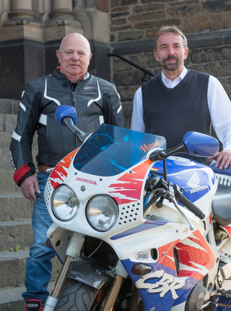 Pfarrer Helmut Mohr (rechts) hat sich im Vorfeld der Veranstaltung schon einmal mit den Zweirdern befasst und wurde von Biker Hansi Imhuser ber das schne Hobby in Szene gesetzt. (Foto: Veranstalter) 