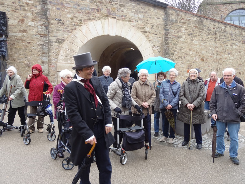 Auf der Festung Ehrenbreitstein wurden die 555er-Senioren in kleinen Gruppen von Schauspielern durch die Anlage gefhrt. Foto: Privat
