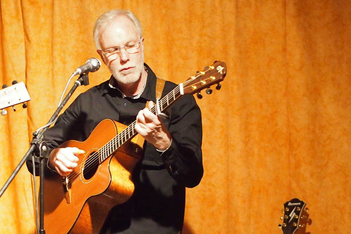 S�nger und Gitarrist Harald Becker pr�sentiert St�cke von Reinhard Mey und ande-ren Liedermachern. Foto: Veranstalter