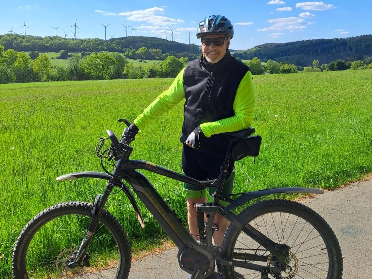 Harald Orthey nutzt die Freizeit gerne zu einem Fahrrad-Ausflug in der Mittelgebirgslandschaft (Foto: B�ro Orthey)