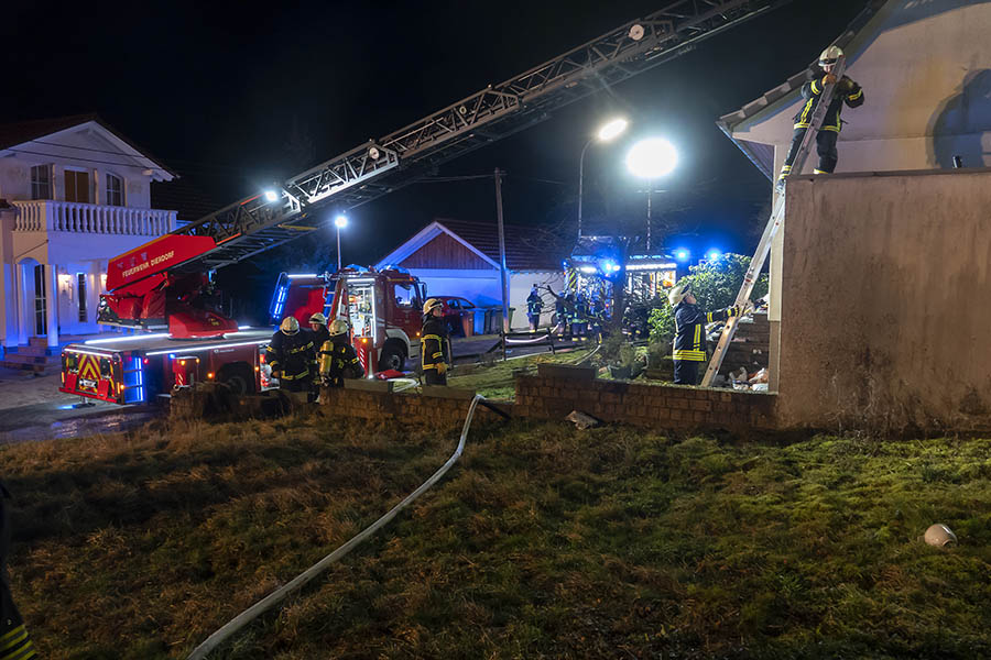 Gebudebrand in Harschbach lst Groeinsatz aus