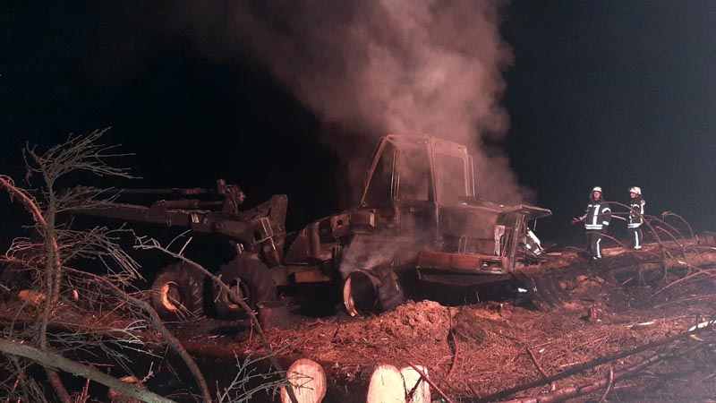 Ein Forstarbeitsgert (Harvester) war in Brand geraten. (Fotos: Feuerwehr Wissen)