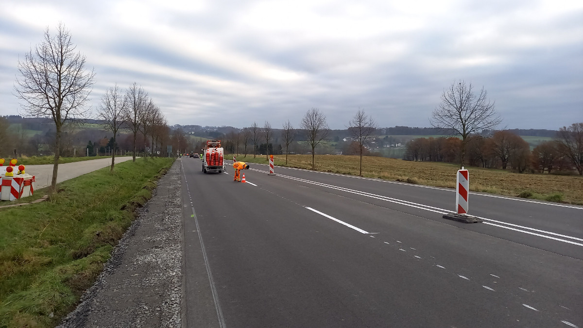 Sanierung der B 8 zwischen Hasselbach und Rettersen fast beendet