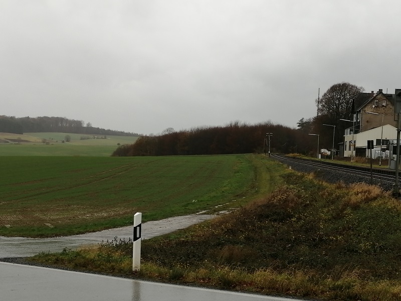 Die Flche liegt in unmittelbarer Nhe zum Bahnhof Hattert. (Foto: hak)