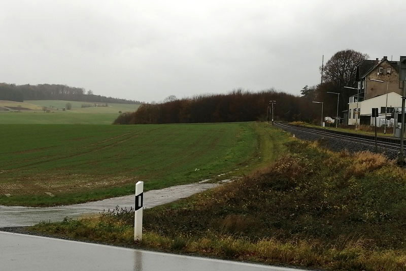 Das ist eine mgliche Flche fr den Krankenhausneubau auf der grnen Wiese in unmittelbarer Nhe zum Bahnhof Hattert. (Foto: hak)