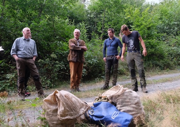 v.l. Revierleiter Thomas Gnther, Dr. Franz Straubinger (Hatzfeldt-Wildenburgsche Verwaltung) mit  die beiden Zapfenpflcker Sebastian Meyering und Julius Woyda im Wald in der Nhe von Altenbrendebach bei Wissen. (Fotos: KathaBe)