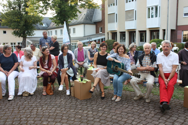 Alexandra Fischer und Catrina E. Schneider (dritte und vierte von rechts, vordere Reihe) trugen zu einem herrlich leichten Sommerabend bei. Foto: Hospizverein