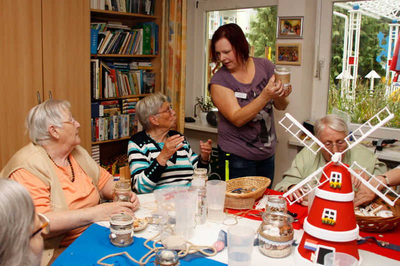 Bei der Hollndischen Woche im Margaretha-Flesch-Haus in Hausen stand alles im Zeichen der Niederlande. Die Bewohner wurden kreativ und haben unter anderem mit Muscheln, Sand und Tulpen zum Thema passende Dekoration gebastelt. Foto: Franziska Sprenger
