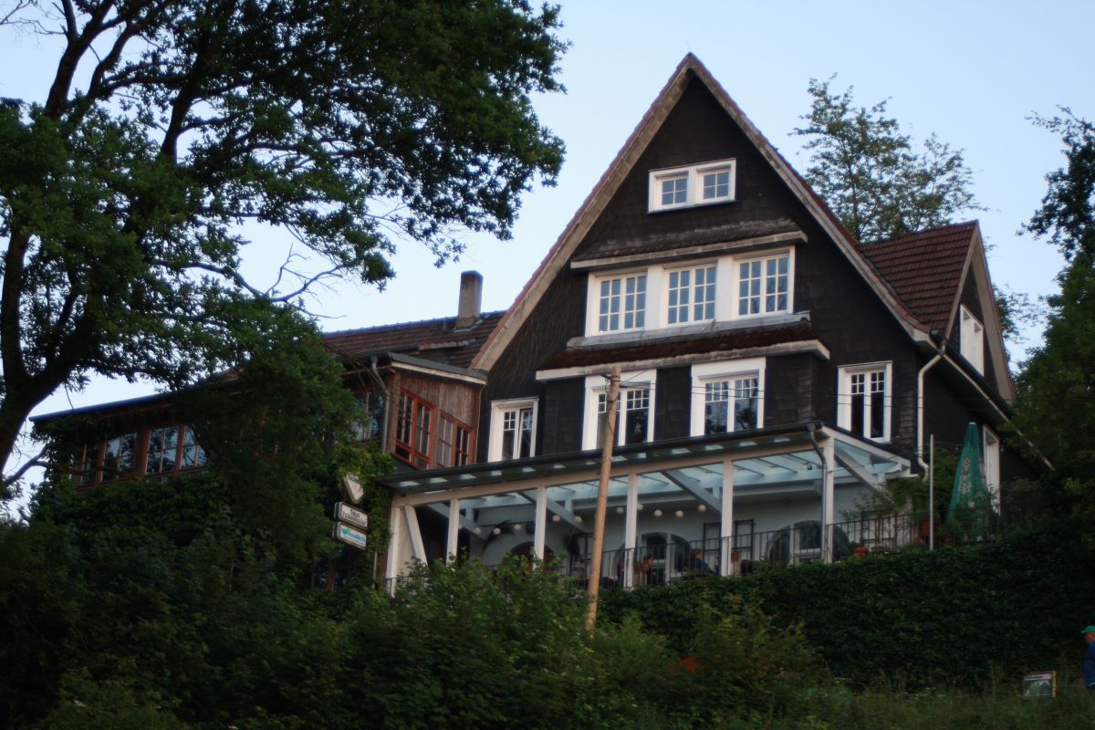 Das Haus Felsenkeller ist schon viele, viele Jahrzehnte ein Wahrzeichen der Kreisstadt Altenkirchen und thront auf einer Anhhe ber den Eisweihern im Wiesental. (Foto: privat)