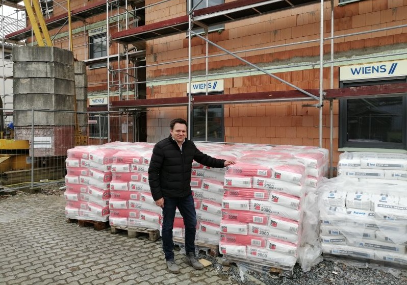 Heinrich Wiens freut sich, dass das zweite Mehrfamilienhaus in der Siegener Strae in Altenkirchen seiner Vollendung entgegen strebt. (Foto: hak)
