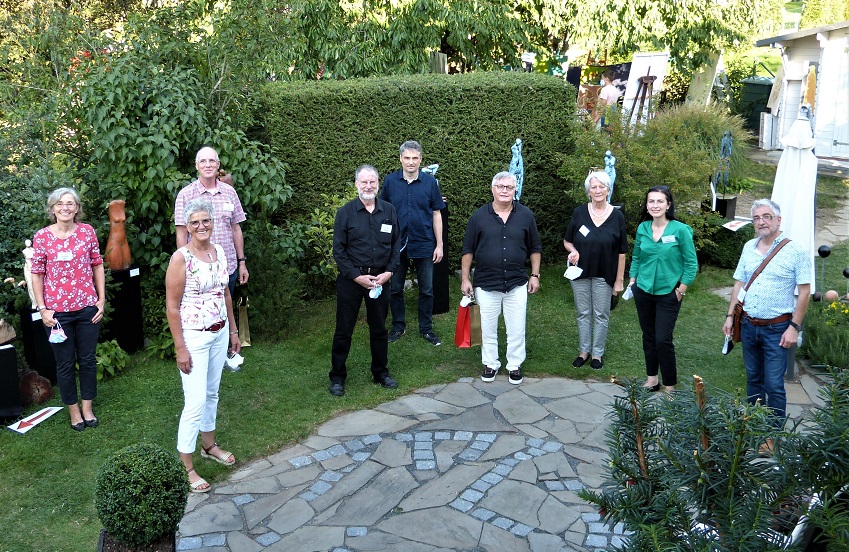 Die Knstlergruppe veranstaltete die Ausstellung im Hausgarten in Altenkirchen.  (Foto: Werner Jung).