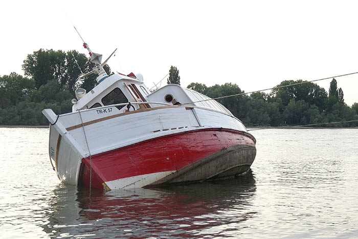 Jacht luft bei Leubsdorf im Rhein auf Grund