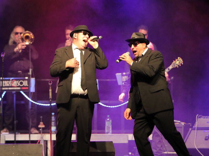 Als heieste Band stlich von Chicago heizen Heart & Soul dem Querbeet-Publikum am Freitag, 6. November, mit Musik aus den beiden Blues-Brothers-Kultfilmen ein. Karten gibt es ab sofort unter www.querbeet.live. Foto: Heart & Soul.