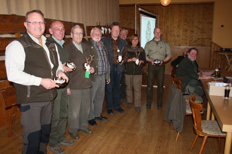 Bei der Hegeringversammlung des Hegerings Gebhardshain wurde die Prmierung der zahlreich ausgestellten Trophen durchgefhrt Foto: Verein