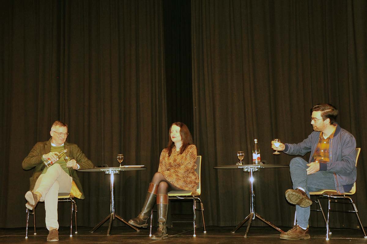 Die Diskutanten (v. li.)Prof. Dr. Andreas R�dder, Moderatorin Sabrina Hoffmann und Yannic Han Biao Federer (Bild: kk�)