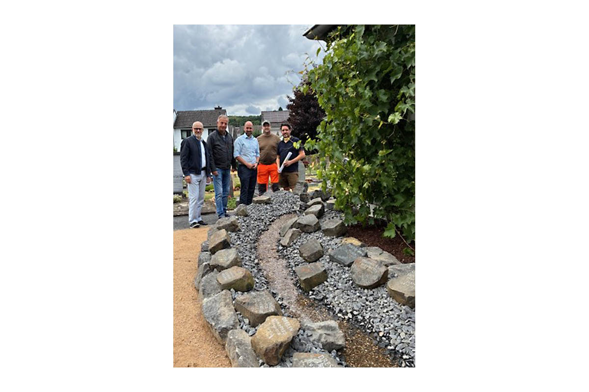 Von der Attraktivitt des neuen Heimatgartens auf dem Unkeler Friedhof berzeugten sich jetzt Stadtbrgermeister Alfons Muhoff, Bestatter Sascha Mhlhfer, Bauhofleiter Frank Jax, der Erste Beigeordnete Daniel Schmitz und der Beigeordnete Knut von Wlfing. Foto: Gustav Roos 