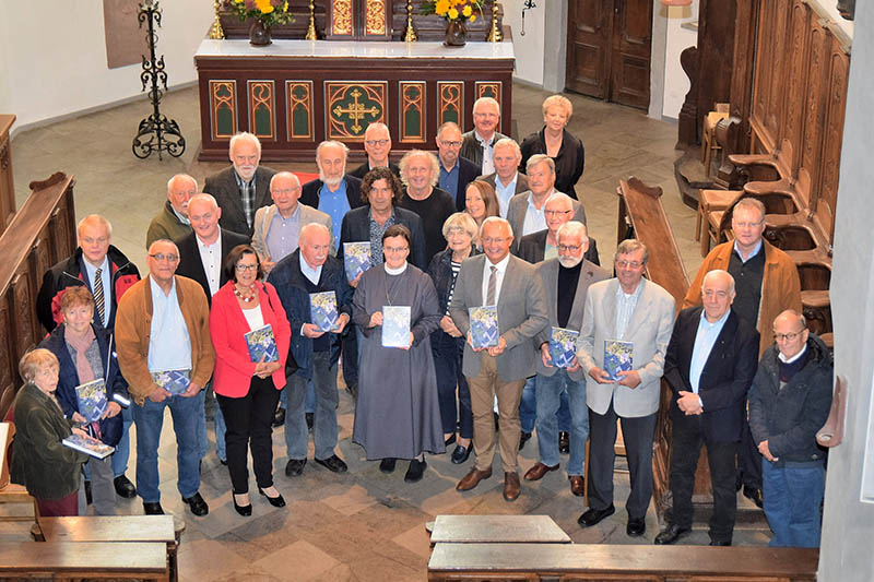 Das Heimat-Jahrbuch 2020 des Landkreises Neuwied stellte Landrat Achim Hallerbach gemeinsam mit Projektleiter Dr. Reinhard Lahr, Autoren, Redaktionsteam sowie Mitgliedern des Kulturausschusses im Kreuzgang von Kloster Ehrenstein vor. Foto: Kreisverwaltung