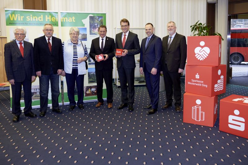 V.l.n.r.: Alfred Kloft (Schatzmeister Westerwaldverein), Alois Noll (Geschftsfhrer Westerwaldverein), Marlene Ascheid (Kassiererin Heimatverein d. Kreises Altenkirchen), Landrat Achim Schwickert (Vorsitzender Westerwaldverein), Dr. Andreas Reingen (Vorstandsvorsitzender Sparkasse Westerwald-Sieg), Andreas Grg (Vorstandsmitglied Sparkasse Westerwald-Sieg), Konrad Schwan (Vorsitzender Heimatverein d. Kreises Altenkirchen). Foto: Sparkasse